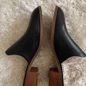 Size 10 M. Black … new, never worn